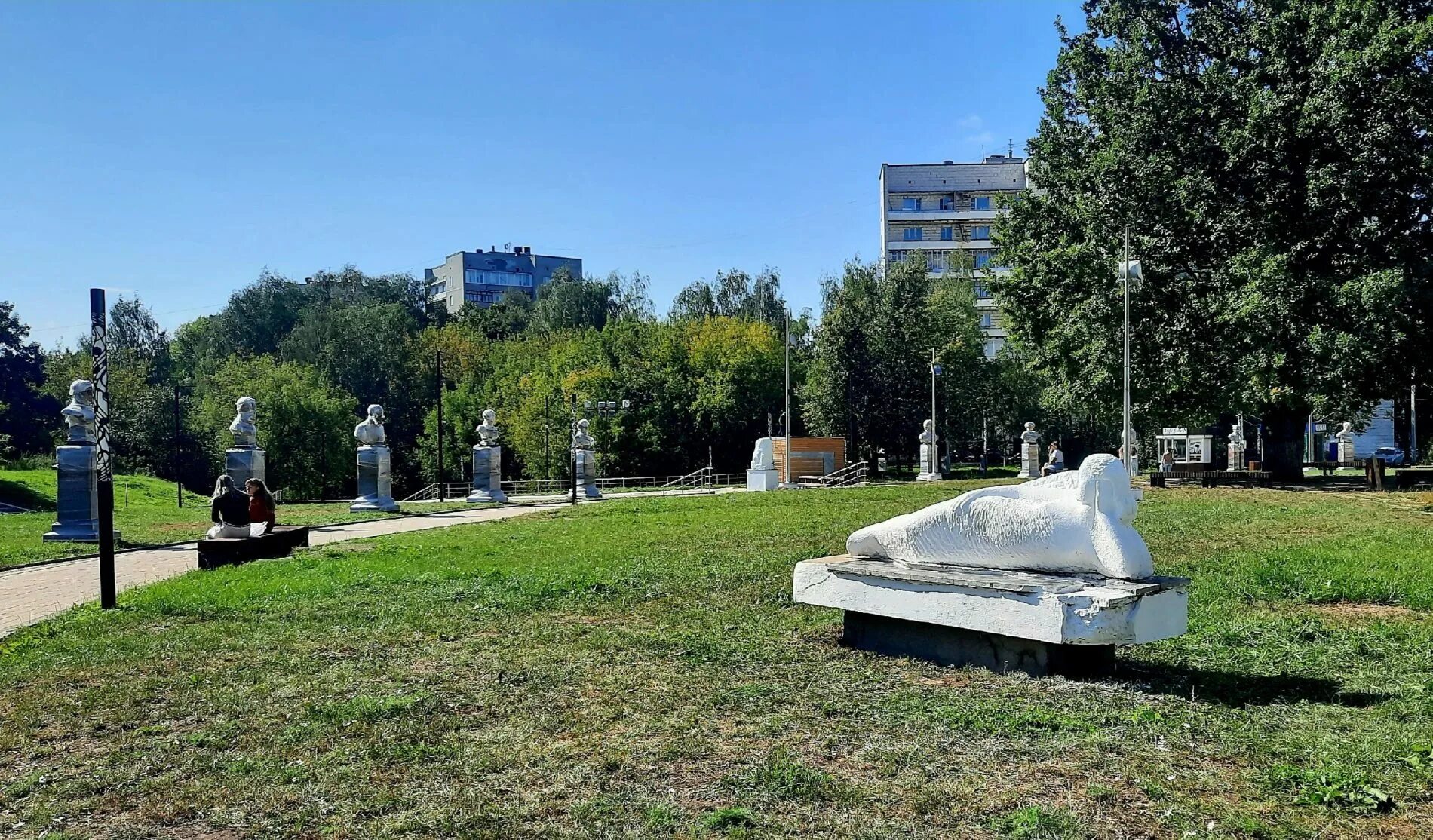 Астрахань центр. Памятник рашида вагапова. Памятник аргентовской в кургане. Памятник в сквере у филармонии. Памятник ульянову в казани.