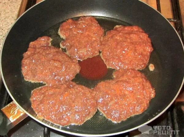 с чем подать печеночные оладьи гарнир. лантутики печеночные. печёночные оладьи из куриной печени. биточки печеночные. оладьи с говяжьей печени с манкой.