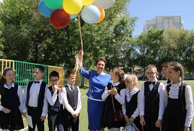 Видео а 4 в школе. Выпускник начальной школы. Выпускной 4 класс. Выпускной в четвертом классе. Выпускной в школе 4 класс.