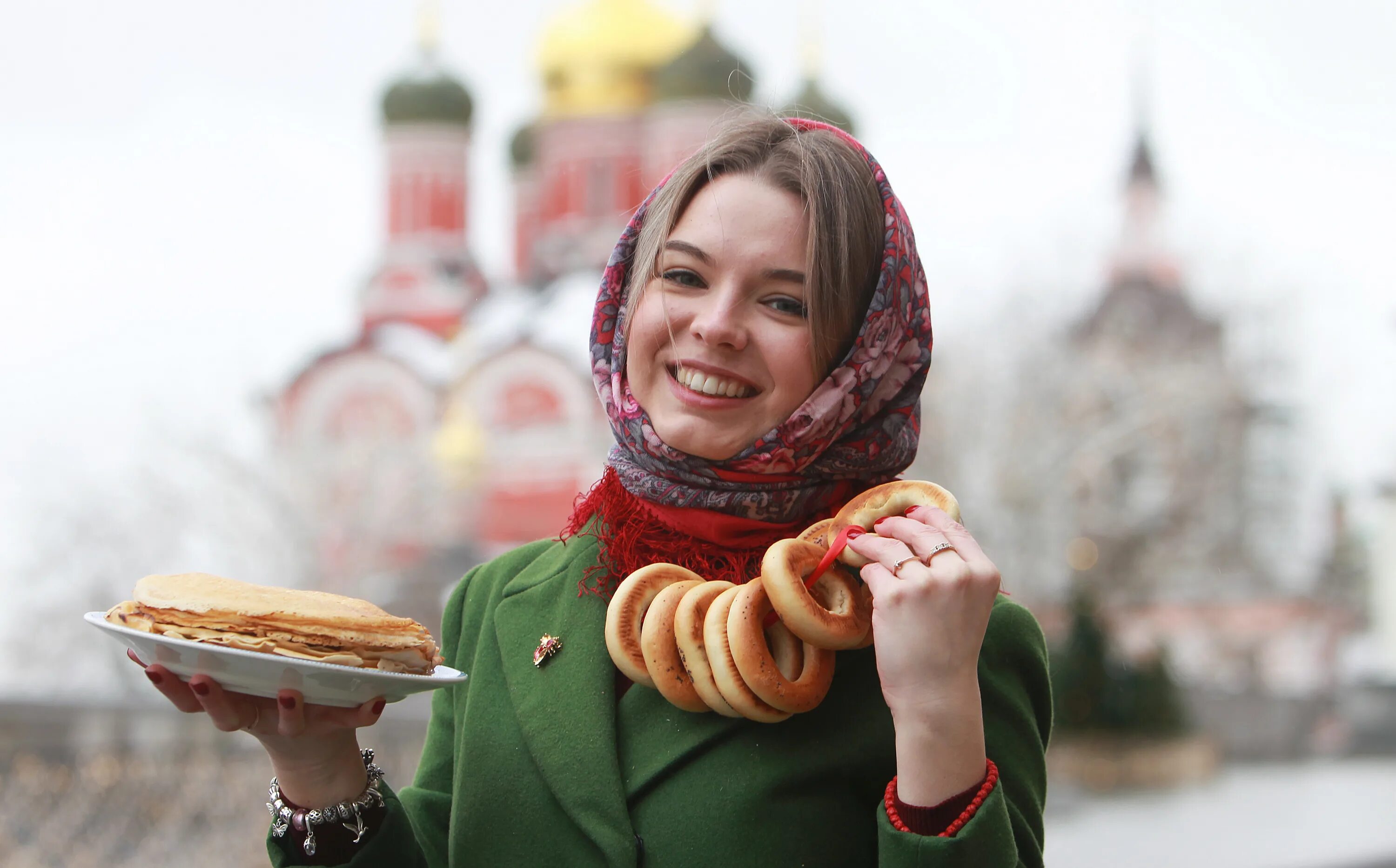 Девушка с блинами на масленицу. Масленица. Девушка с блинами. Масленица красивые девушки. Красивая девушка с блинами.