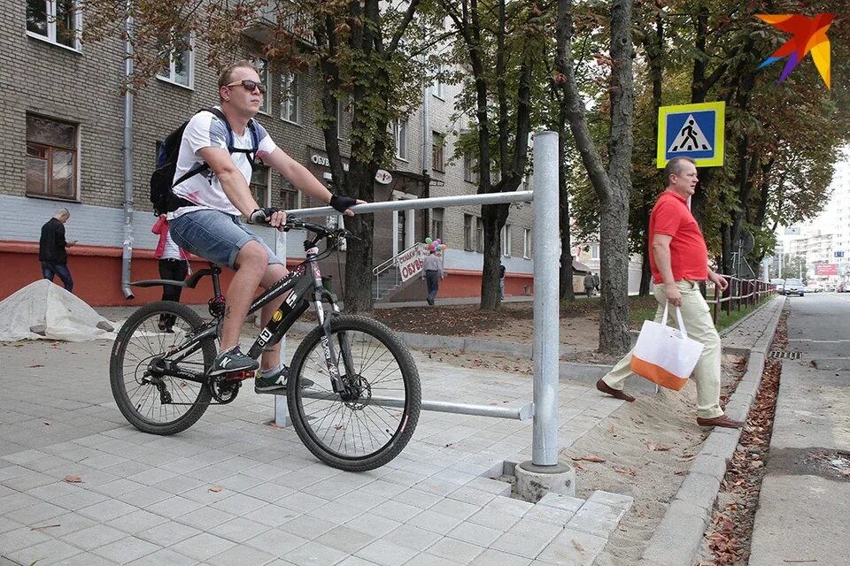 Велосипед против движения. Велосипед против пешеходов. против велосипеда. велосипед против машины мес.