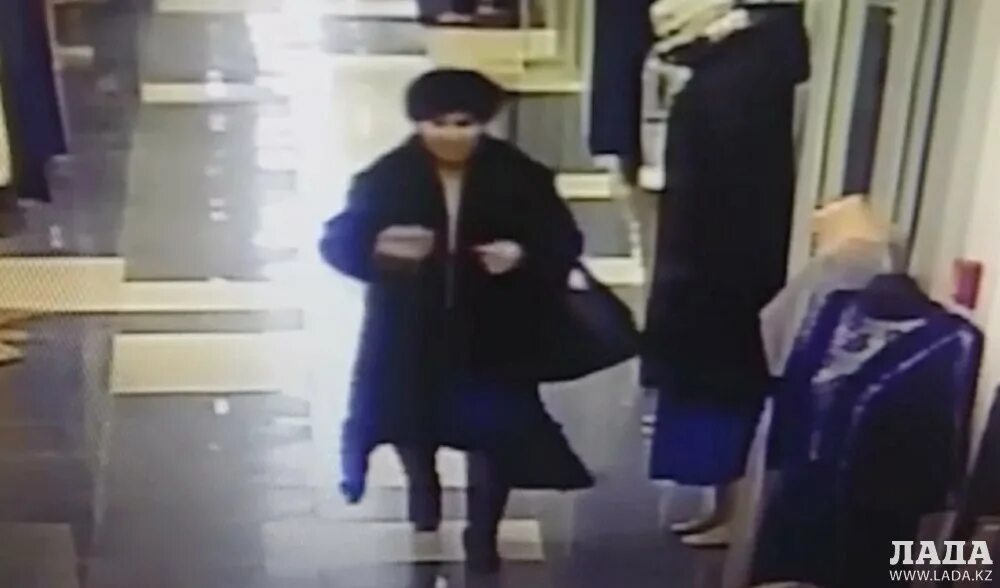 Ворует верхнюю одежду,. Пальто в Актау. Мужчина украл пальто с манекена. Фольгированное пальто кражи.