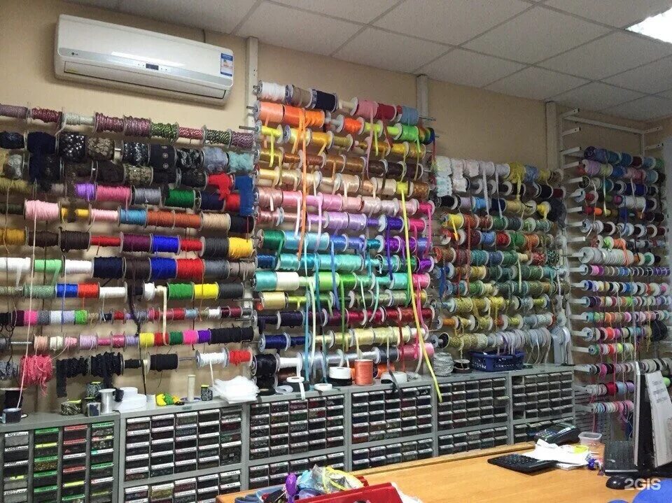 Витрина для мебельной фурнитуры. Оборудование для магазина ткани и фурнитуры. Торговое оборудование для швейной фурнитуры. Оборудование для фурнитур. Оборудование для магазина тканей.