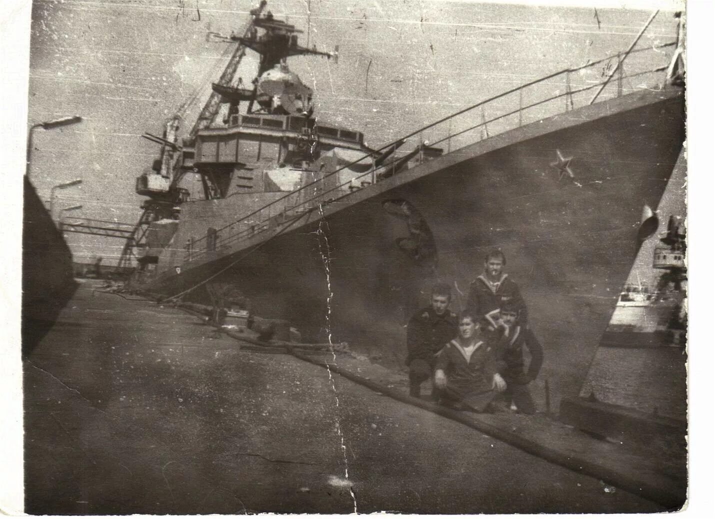 Шаг мужчины. Спортсмен бежит. Первый шаг человека. Человек делает шаг вперед. Мужчина поднимается по лестнице.