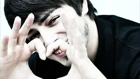 U yigitni dostlarining mushuklarini yalashga majbur qildi.