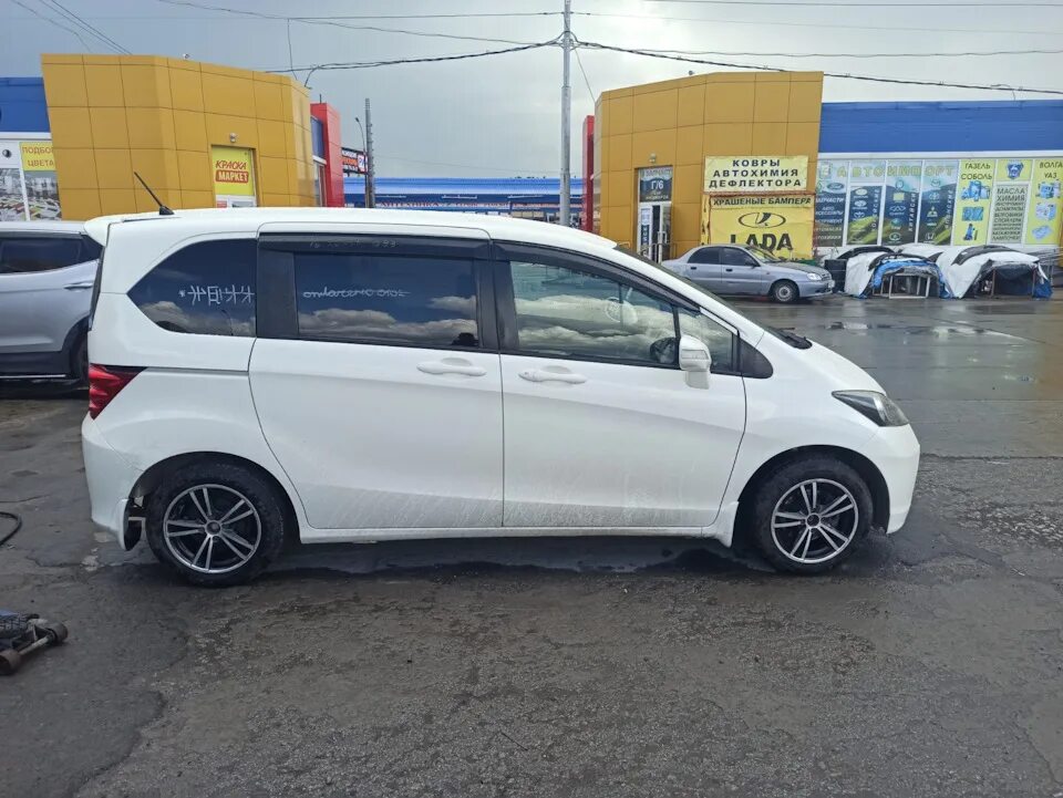 Колеса honda freed. Honda freed диски r16. Honda freed 2 r16. Honda freed на 16 колесах. Honda freed на 17 дисках.