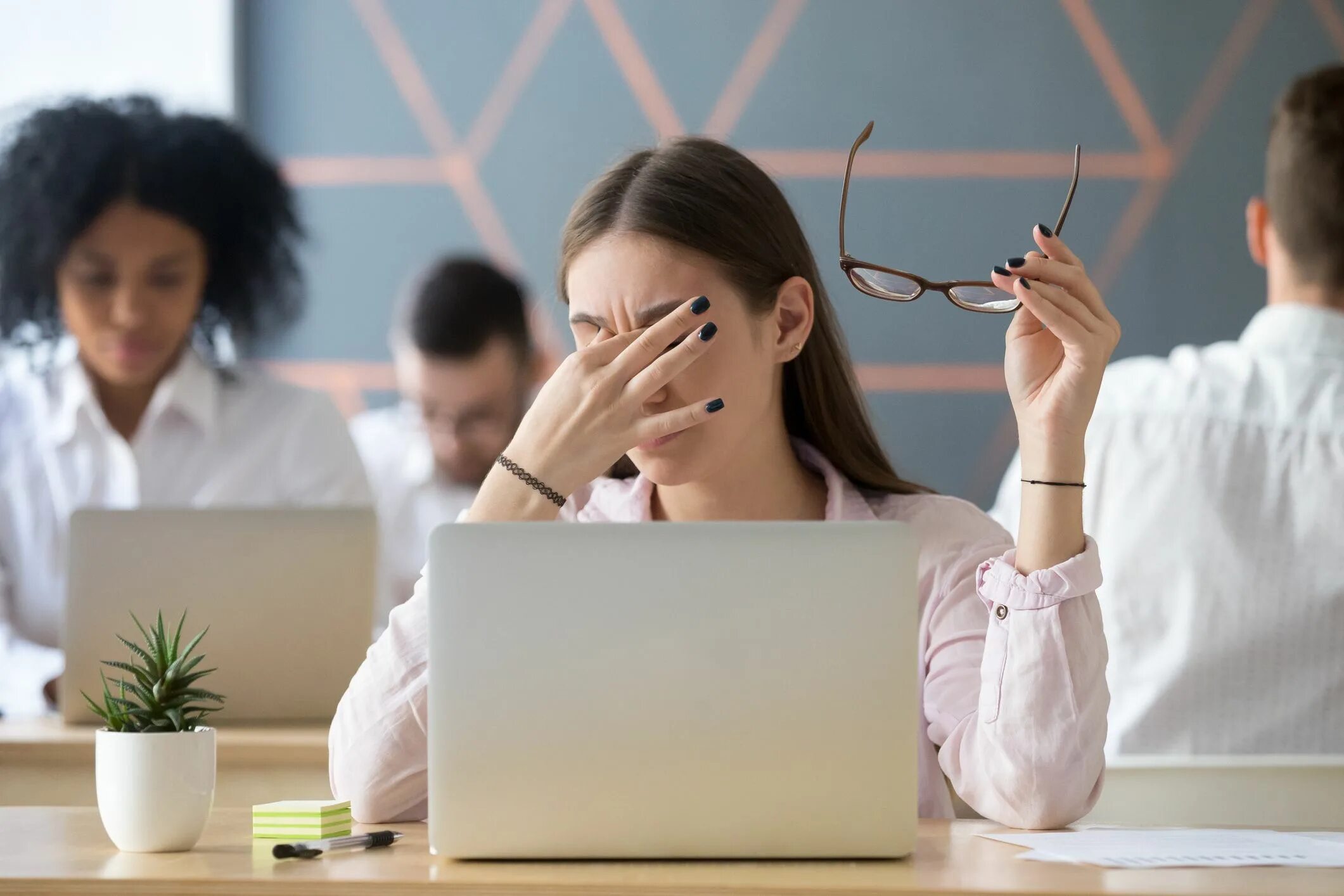 Students are able to. Зрительное утомление. Ухудшение зрения. Глаза устали от компьютера. Зрение за компьютером.