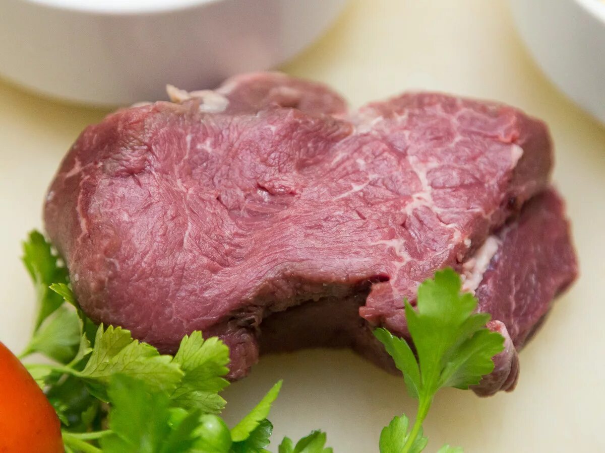 кусок мяса. мясо телятина. стейк рибай. мясо вырезка говядина. телятина детям.