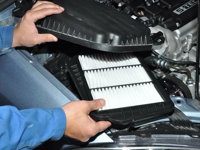 Как часто нужно менять фильтр двигателя. Daewoo gentra воздушный фильтр. дэу гентра фильтр воздушный. воздушный фильтр в машине. замена воздушного фильтра.