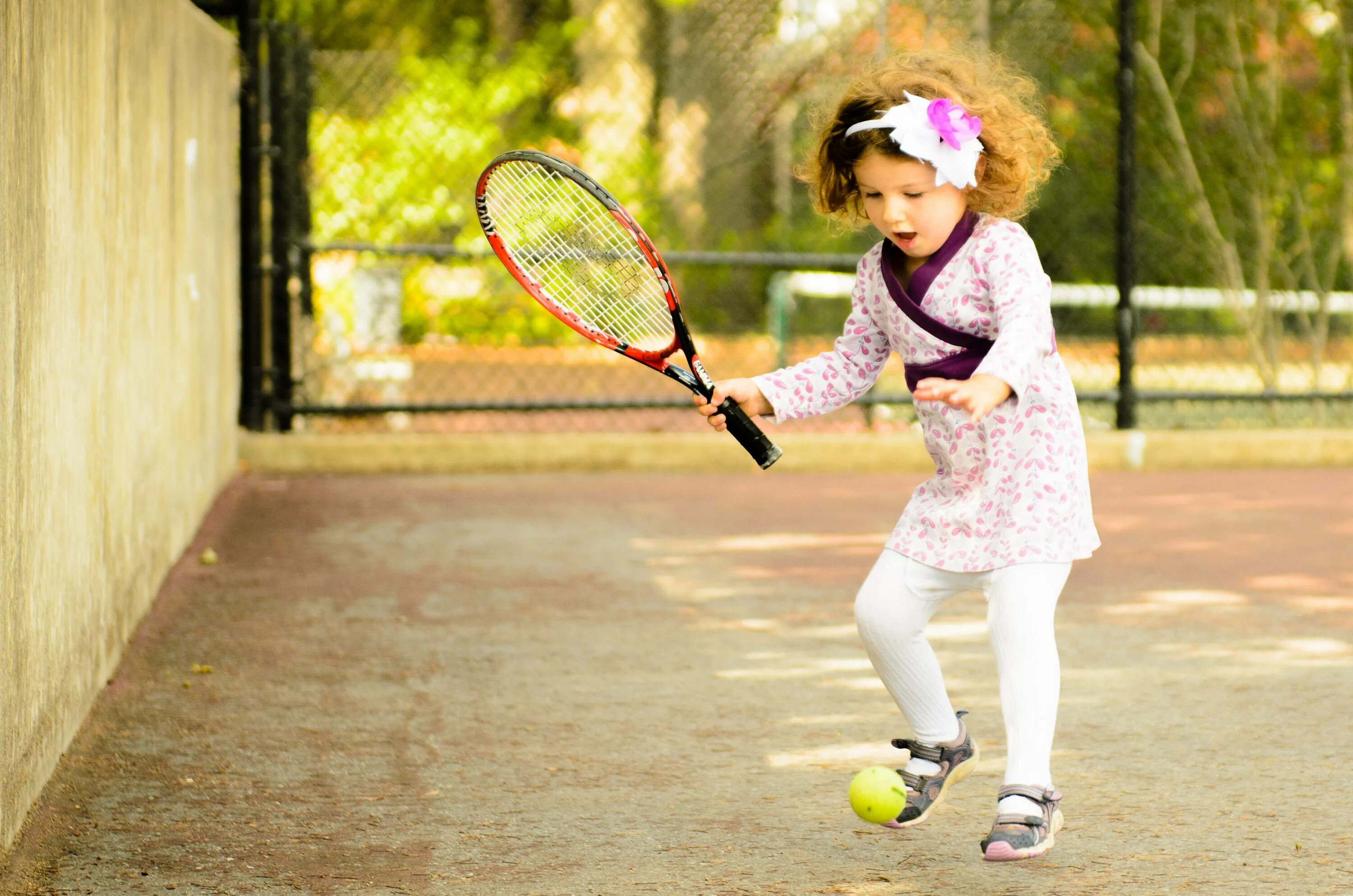 I play tennis. Детский большой теннис. Теннис дети. Ребенок с ракеткой. Теннис девочки.