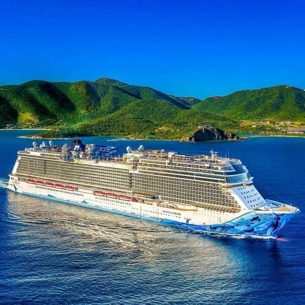 Что значит лайнер. Круизный лайнер. круизный лайнер блисс. msc fantasia круизный лайнер. океанский лайнер.
