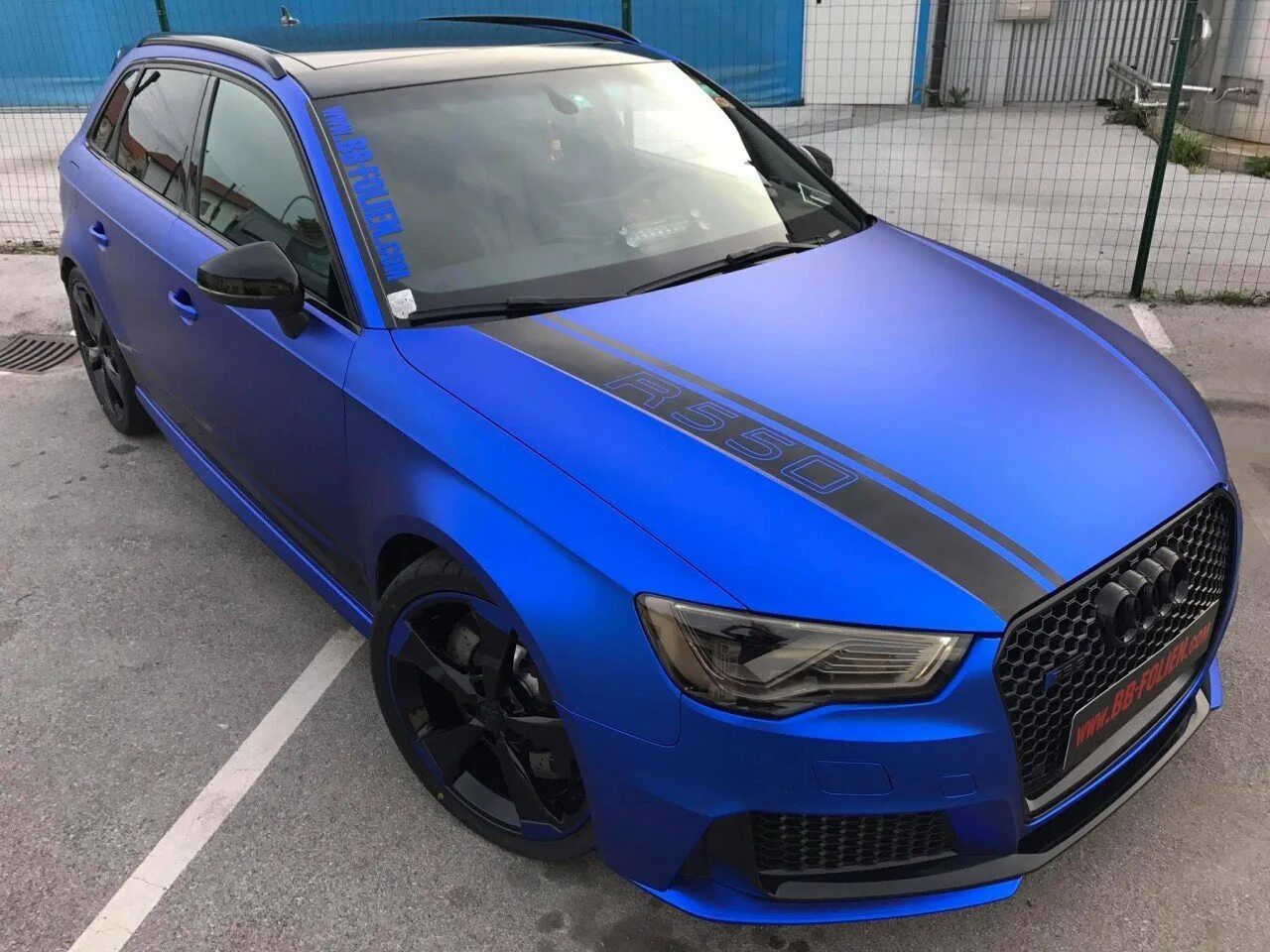 Ауди а4 чёрная пластидип. Audi RS Blau. Синяя Ауди а4 с черной крышей. Голубая Ауди а5 с черной крышей. Обтянуть матовой пленкой