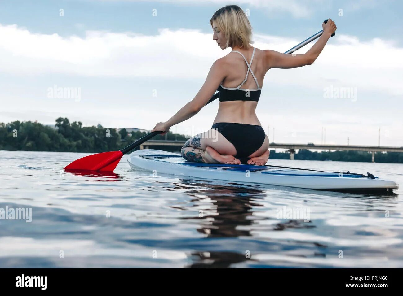 Ищут девушку на сапе. Ищут девушку на сапе. Прогулка на сапе. Ищут девушку на сапе. На октябрьской набережная заплыв байдарки флэшбов.