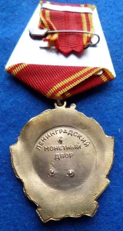 Ордена на базаре не встретишь. Ордена на блошином рынке. Блошиный рынок яффо. Блошиный рынок горки севастополь. Ордена на базаре не встретишь.