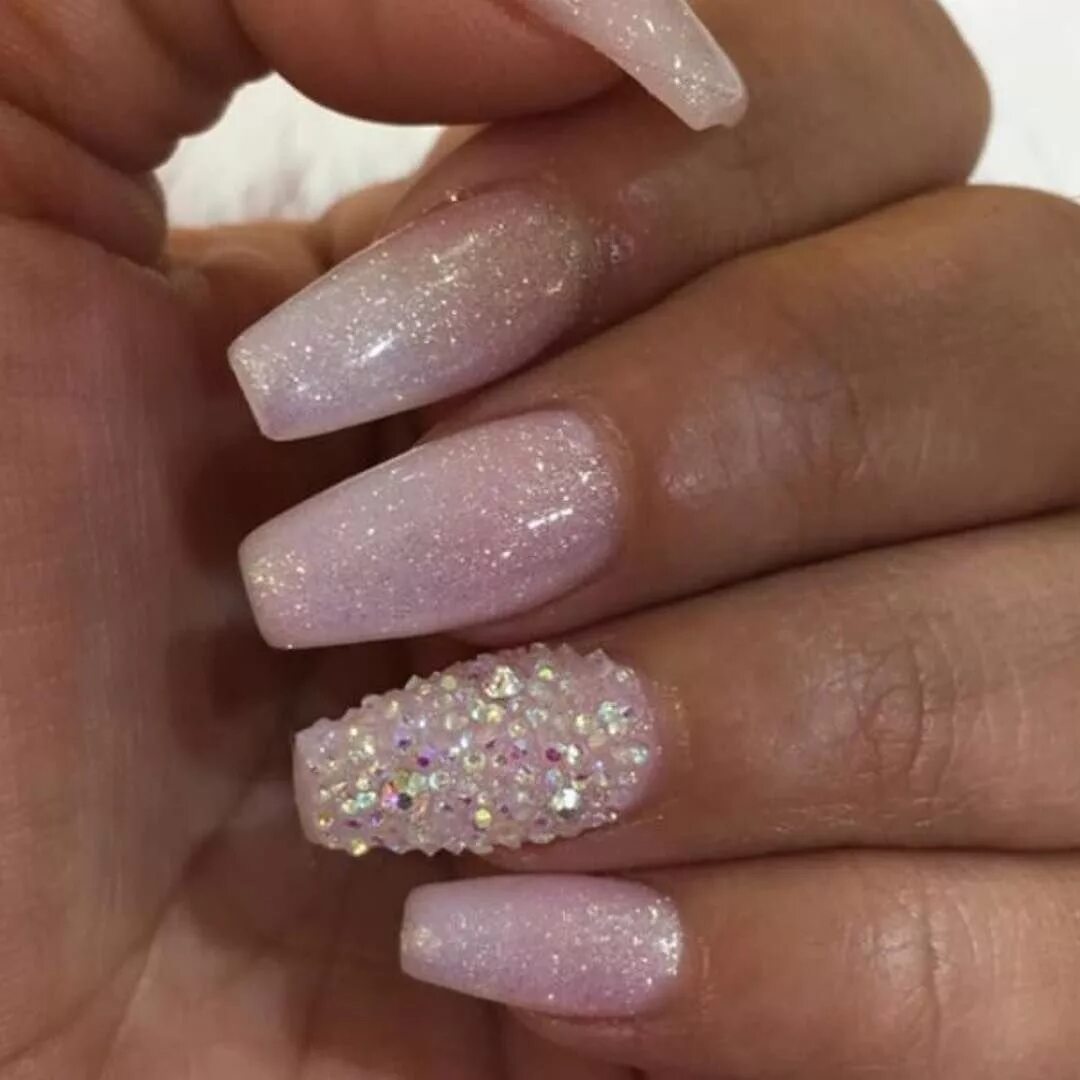 ногти с блестками. нежные блестящие ногти. маникюр белый с блестками. розовые ногти с блексами. ногти розовые с блестками.