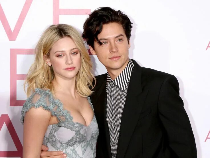 С кем встречается коул спроус Lili Reinhart and Cole Sprouse Break Up! Hollywire YouTube