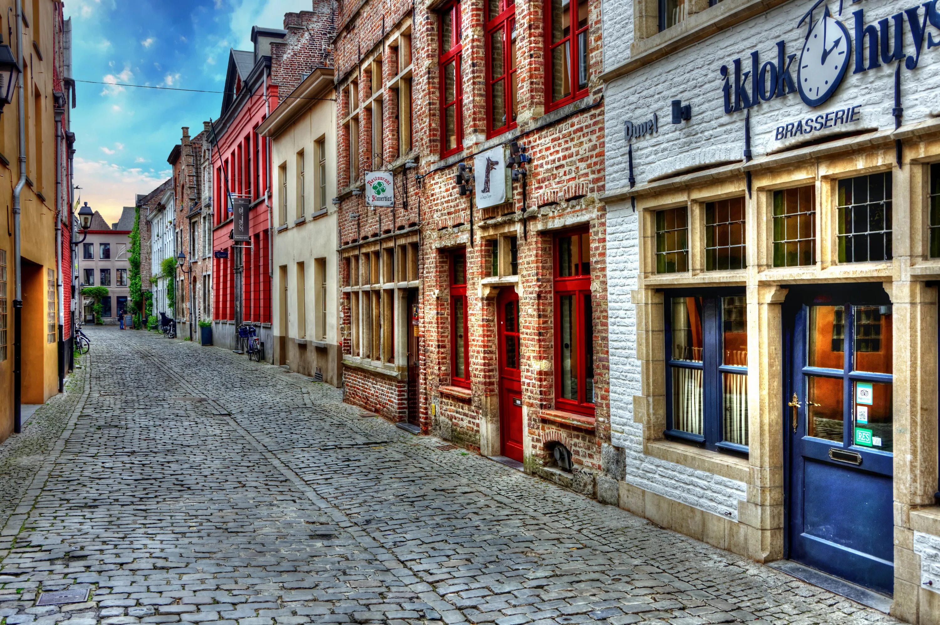 Самые красивые старые города. Гент улочки. Гент улицы города. Гент Бельгия улицы. Европа старый город узкие улицы улочки мощеные.
