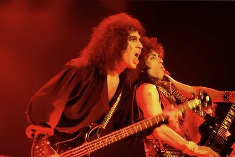 Поет kiss