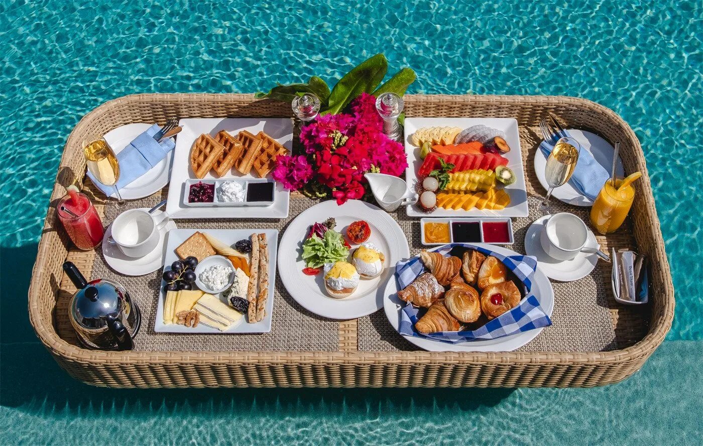 Floating Breakfast на Мальдивах. Плавающий завтрак. Завтрак на Мальдивах. Поднос с едой в бассейне. Еда купание