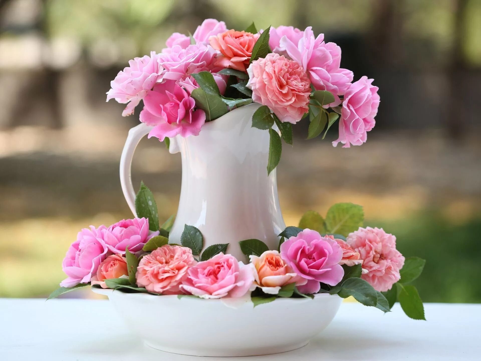 Прекрасного утра с цветами. Шикарные цветы в вазе. Цветы в кувшине. Цветы в вазе на столе. Нежный цветок.