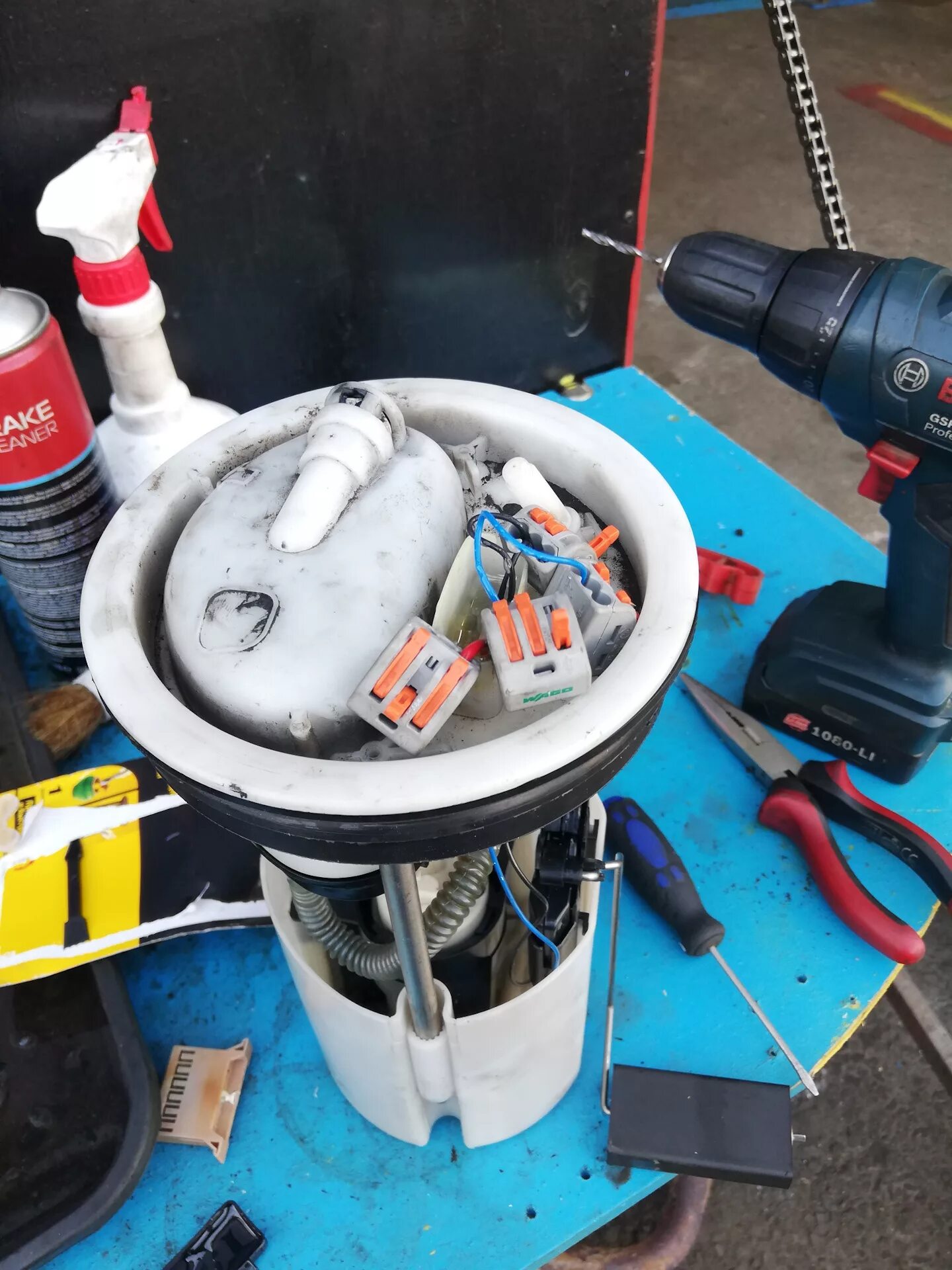 Как починить бензонасос. Бензонасос рено логан 2006. Бензонасос c4 2004. Бензонасос тайга ремонт. Защелка на топливный насос.