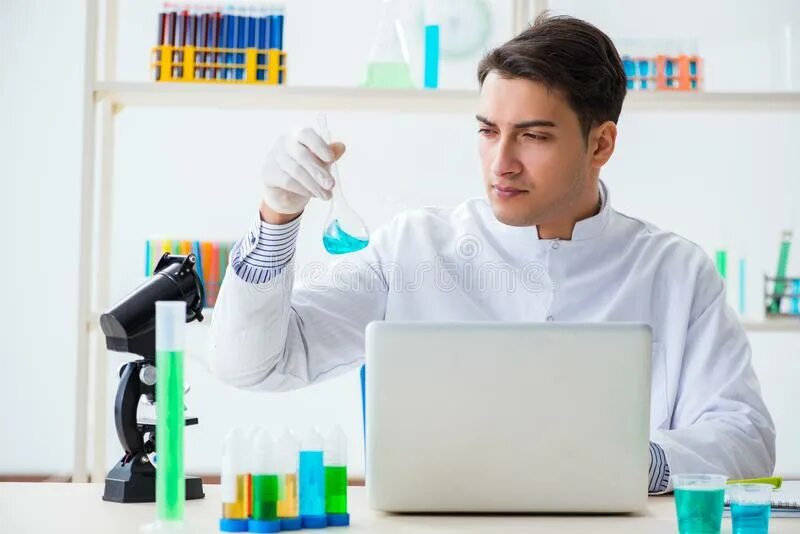 Человек работающий в лаборатории