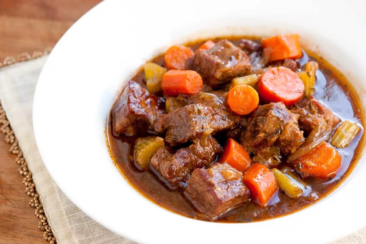 Как потушить мясо с овощами. Говядина тушеная. рагу из говядины. говядина с овощами. тушеное мясо из говядины.