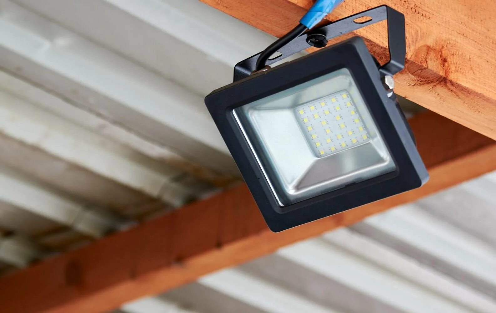 Flooding led. Led flood light. освещение на стройке. светильник для временного освещения на стройке. светодиодный прожектор в интерьере.