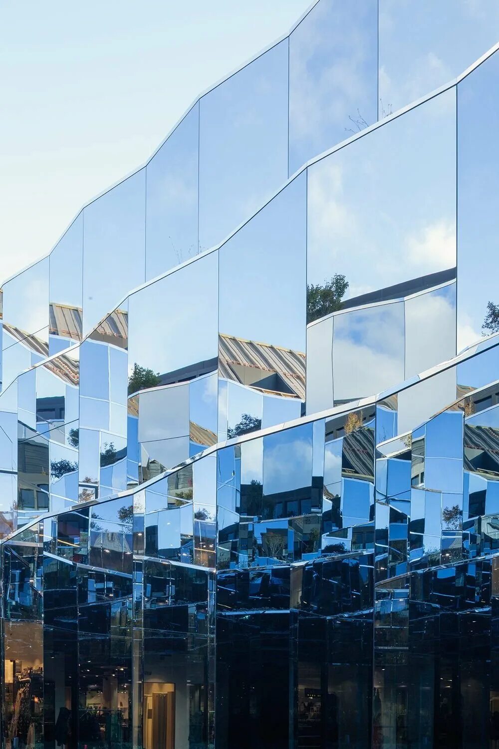 Зеркальные здания. Зеркальные здания. Зеркальное здание. Зеркальный фасад здания. Зеркальные здания.