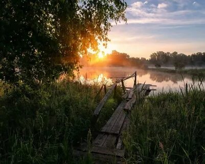 Садящееся солнце на реке