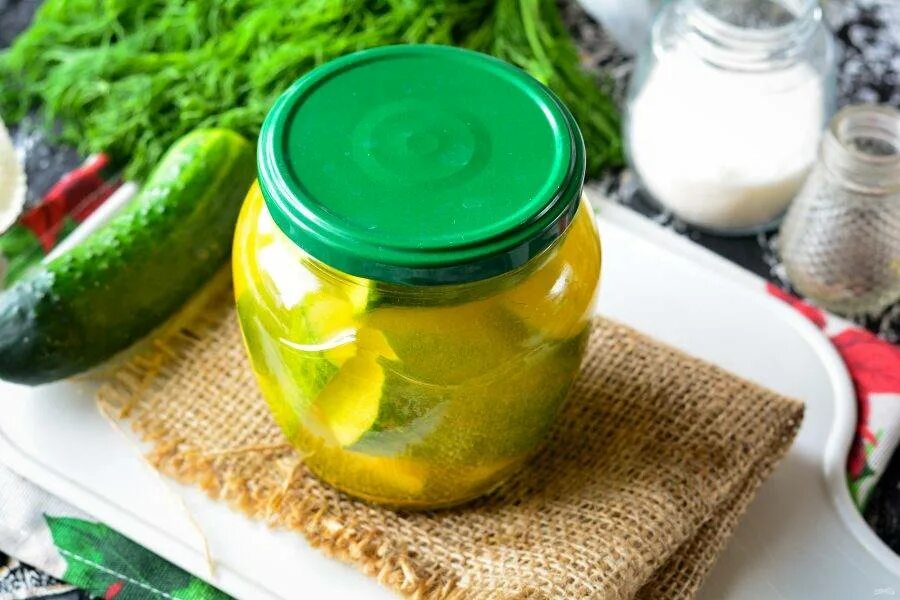 Огурцы с горчицей на зиму. Огурцы с куркумой на зиму. Огурцы с семенами горчицы на зиму. Огурцы с куркумой. Огурцы с горчичными зернами.