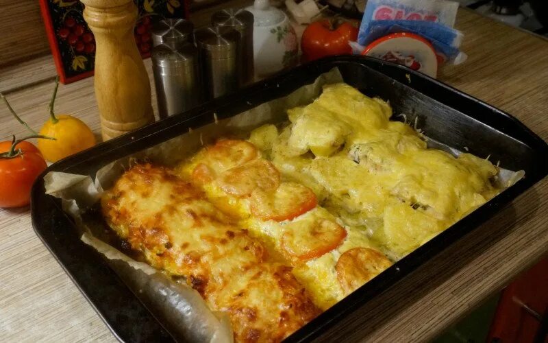 Как приготовить филе горбуши в духовке вкусно. Горбуша запеченная в духовке сочная. горбуша в духовке сочная с картошкой и сыром. горбуша в духовке сочная под сыром. горбуша в духовке сочная с сыром.