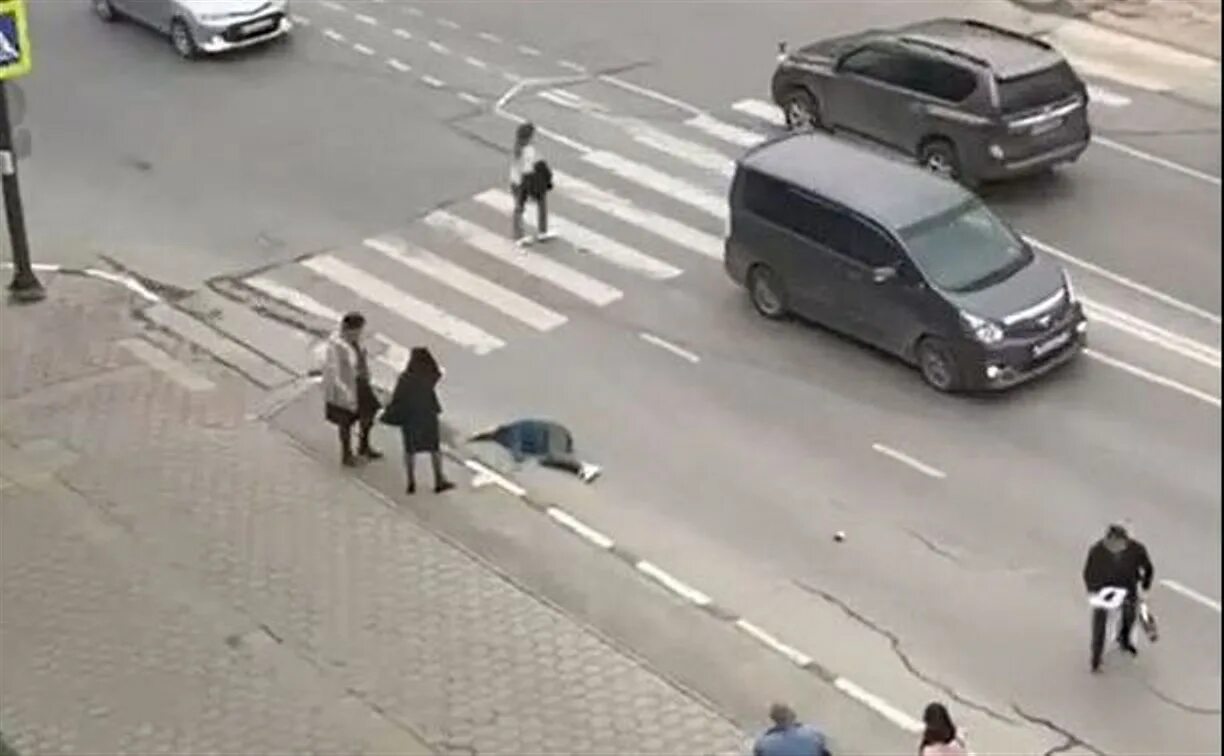 Южно Сахалинск сбили женщину. Легла на дорогу сбили на пешеходном. Переехал по людям на пешеходном. В Мытищах на переходе сбили ребенка.