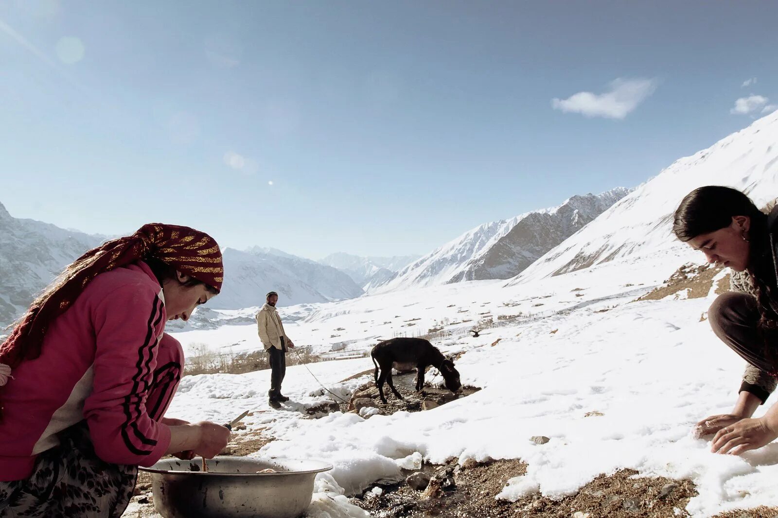 Традиции климата. Памир Бадахшан люди. Таджикистан Памир и Памирцы. Таджикистан Памир жители селения. Люди живущие в горах.