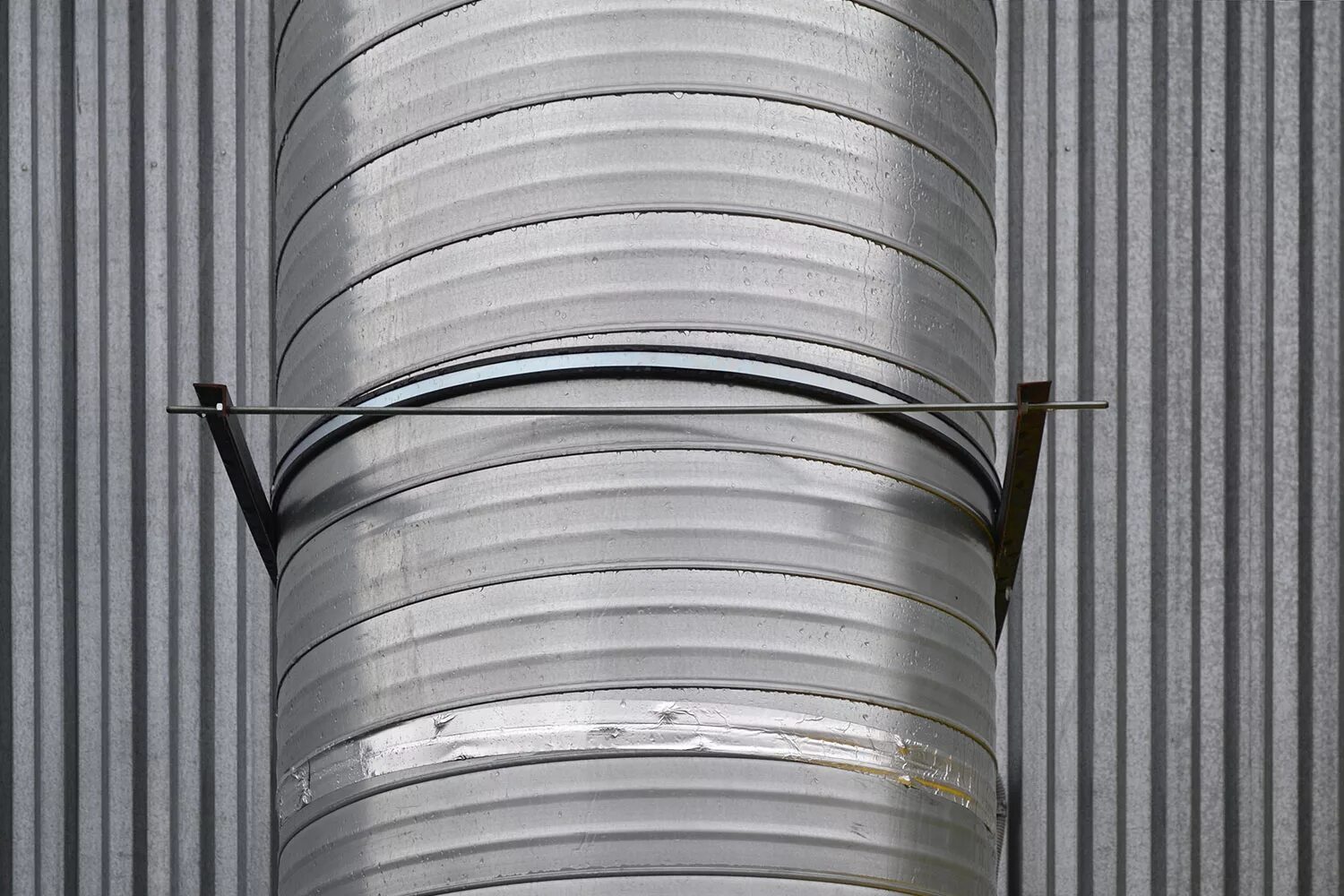 Узлы крепления вертикальных воздуховодов вентиляции. Крепление вертикального воздуховода ф1250. Монтаж воздуховодов вентиляции 315мм. Крепление воздуховодов s201. Крепление вертикального воздуховода d355 к стене.