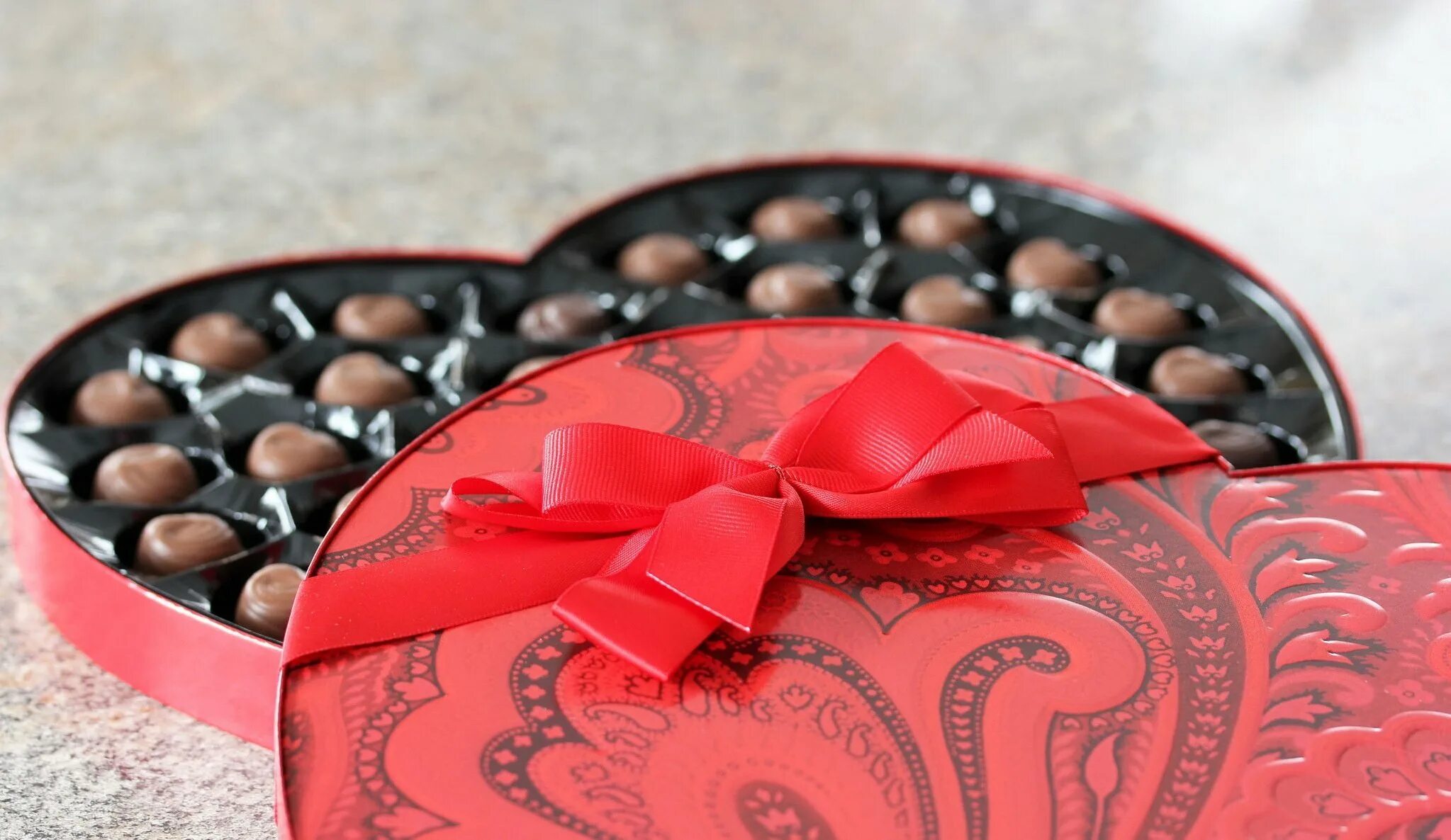 конфеты шоколадные в коробке. шоколадные конфеты. конфеты в коробках подарочные. огромная коробка конфет. коробка шоколадных конфет.