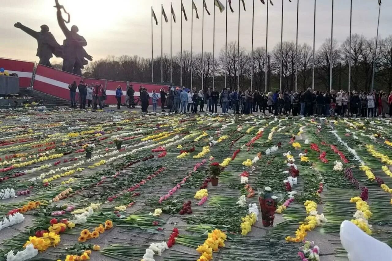 10 мая можно. Рига памятник воинам освободителям. Памятник воинам освободителям в парке Победы в Риге. Рижский мемориал советскому солдату. Рига памятник воинам освободителям 9 мая.