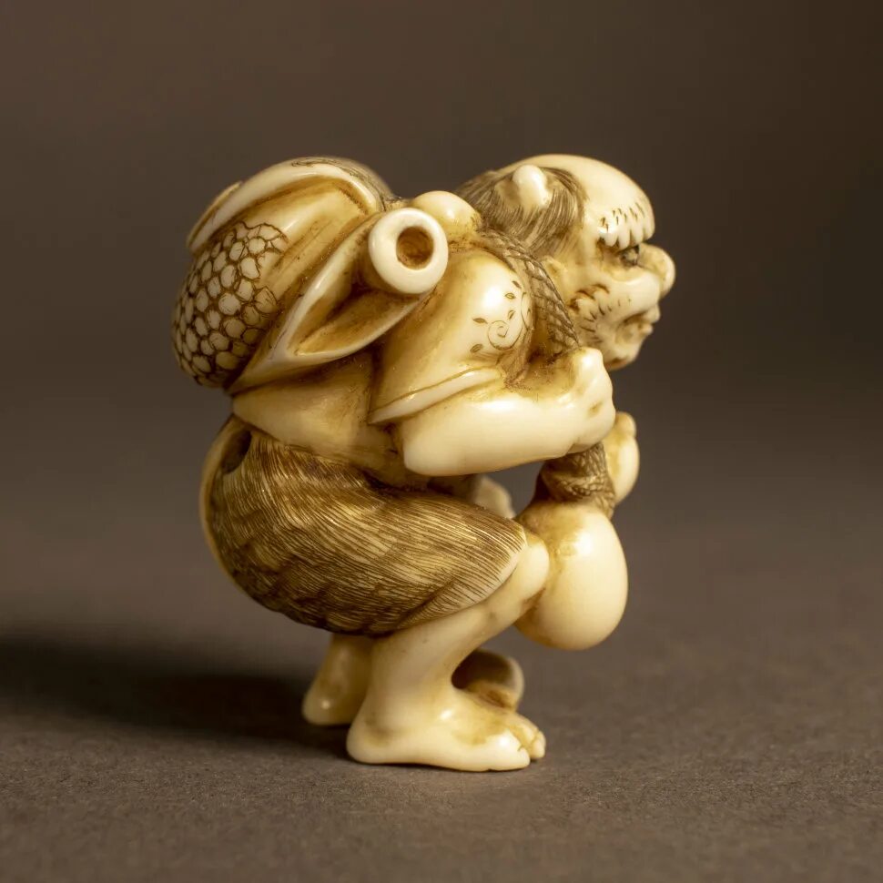 Эбису нэцкэ япония. Нэцке обезьяна с детенышем на руках. Нэцкэ окимоно. Нэцкэ небесная собака. Япония нэцкэ 5 век.