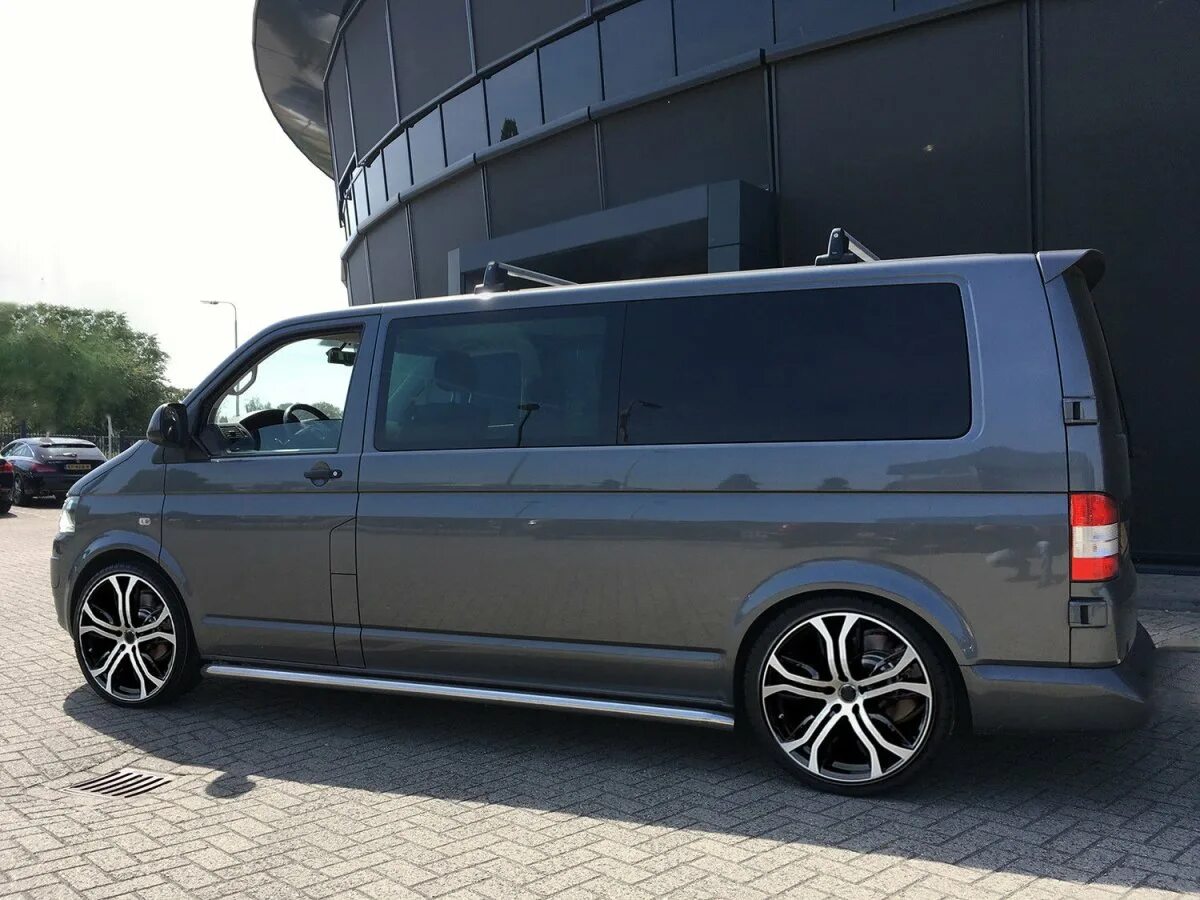 Диски транспортер т5. Фольксваген Мультивен т5. VW Multivan t5 Black. VW t6 r19. R20 на Volkswagen Multivan t5.