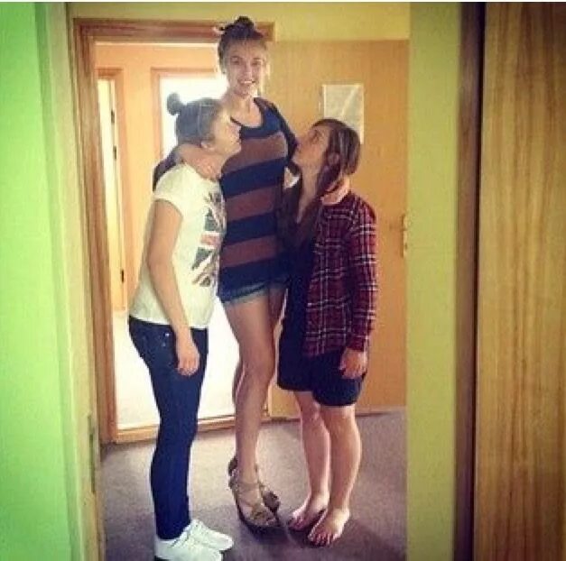 Высокий парень в классе. Девушки выше в классе парней. Tall girl katie