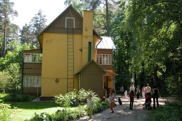 Дом музей корнея чуковского в переделкино. Дом корнея чуковского в переделкино. Дом-музей чуковского в переделкино. Чуковский в переделкино. Музей корнея чуковского в переделкино.