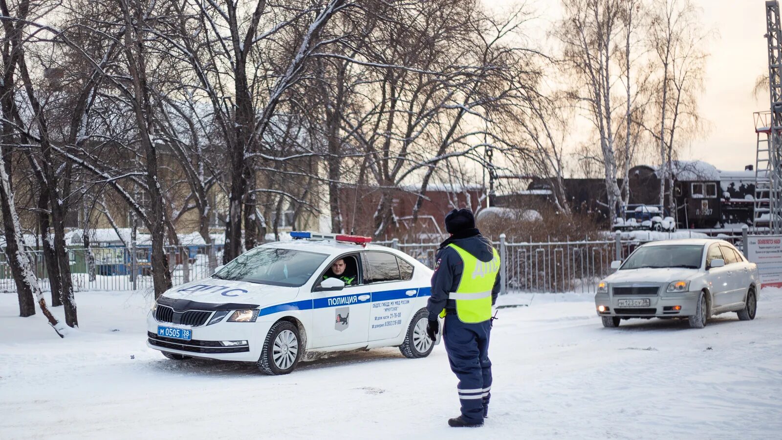 Полицейская машина догоняет машину. Машина "полиция". Полицейская машина. Полицейский ДПС. Полицейская погоня.