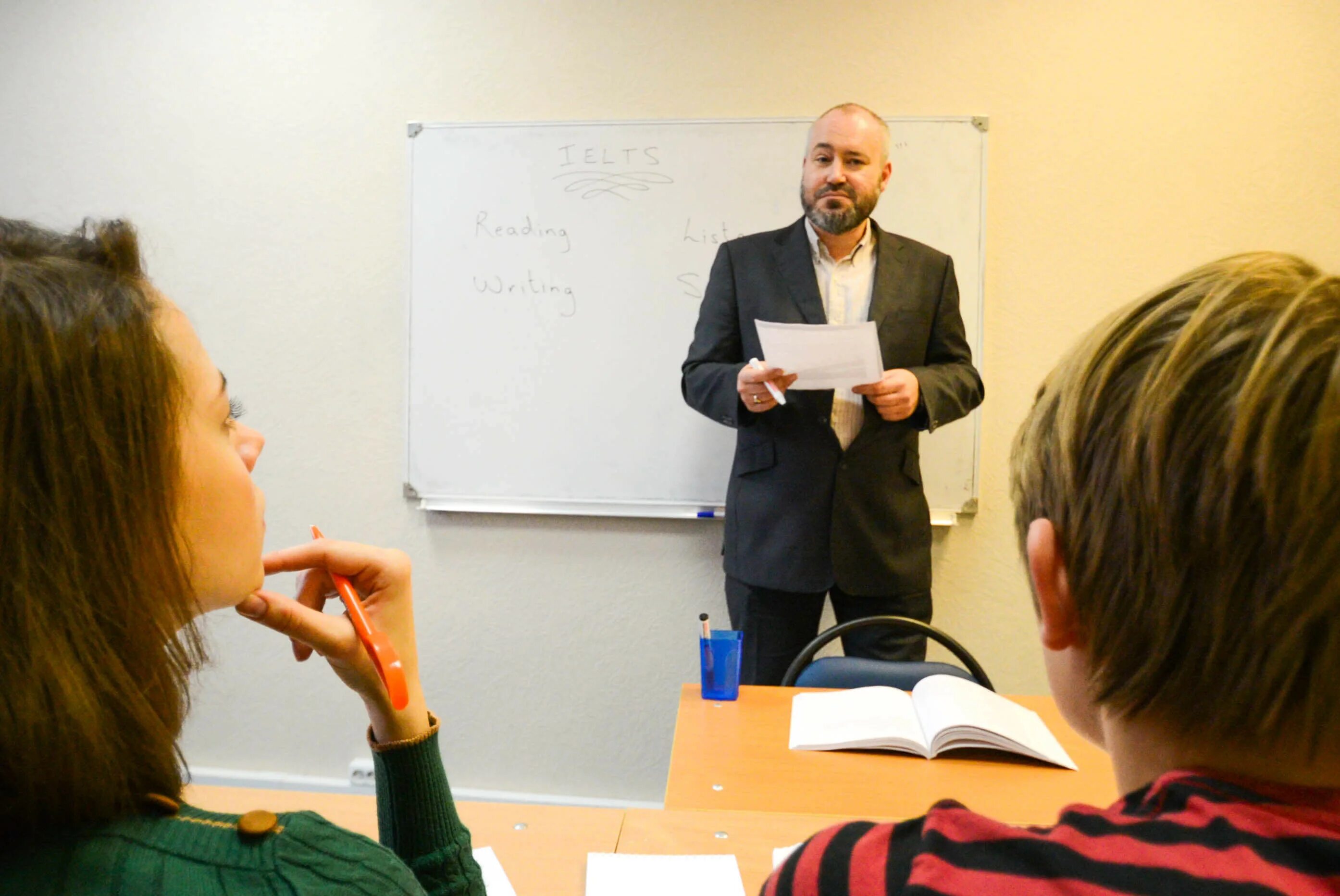 русскоязычный преподаватель или носитель. учителя носители языка. Lexica курсы английского. учителя носители языка. учитель иностранного языка.