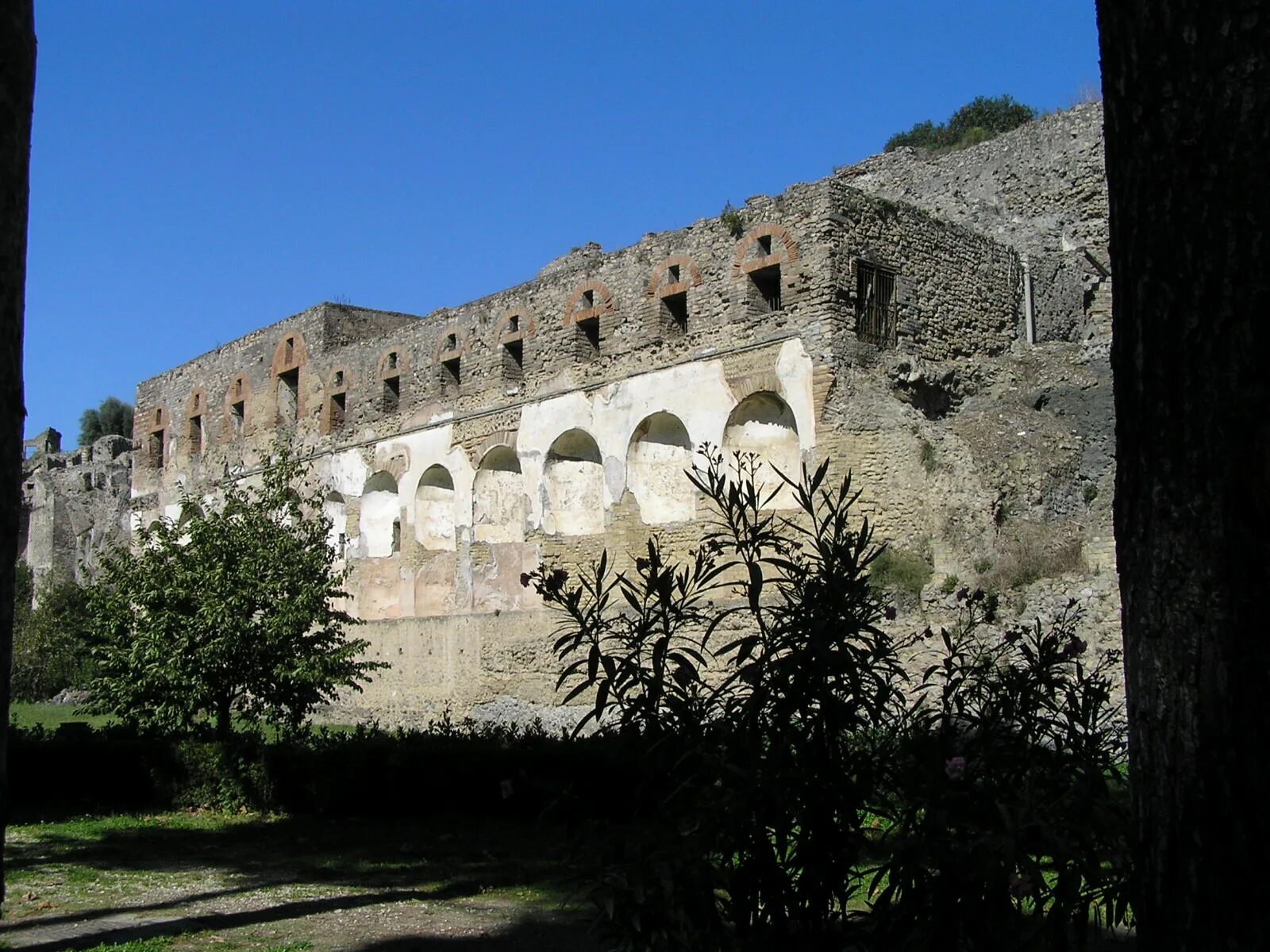 крепостные стены помпей. живопись в древнем риме украшенные стены. стены помпеи. стены помпеи. фрески помпеи инкрустационный стиль.