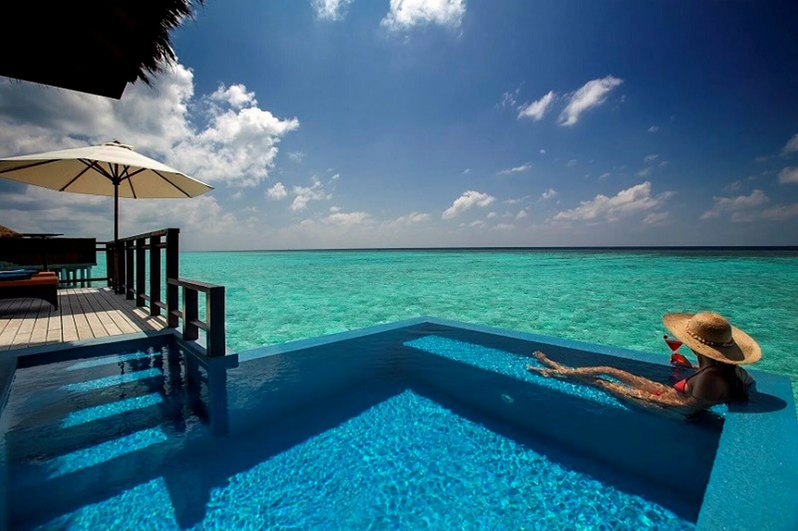 Отель с бассейном с видом на море. Отель Велассару Мальдивы. Velassaru Maldives 5 Мальдивы. Виллы Велассару Мальдивы. Water Villa Мальдивы.