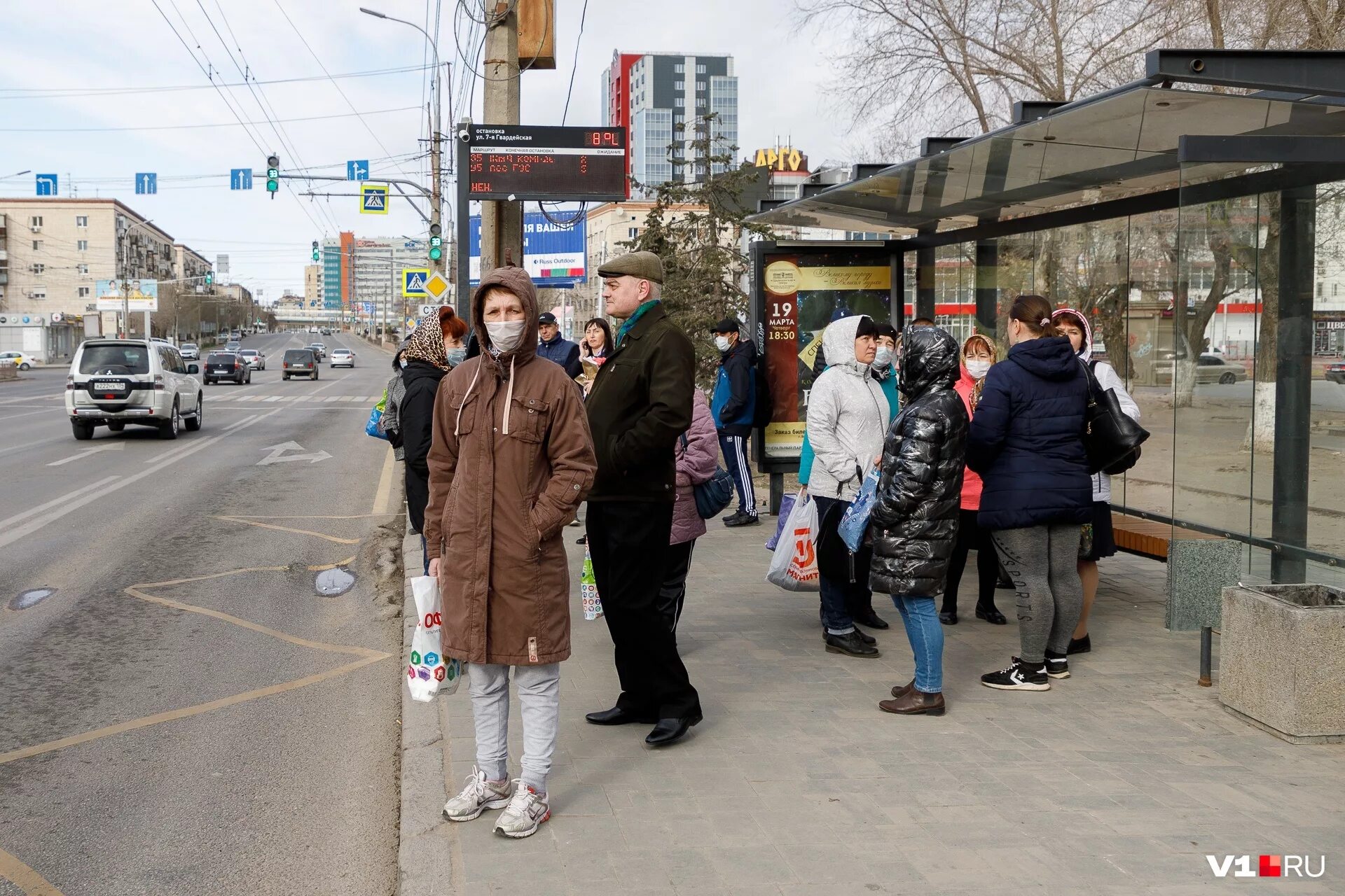 Люди ждут автобус на остановке. Люди на остановке. Автобусная остановка с людьми. Люди ждут на остановке. Люди стоят на остановке.