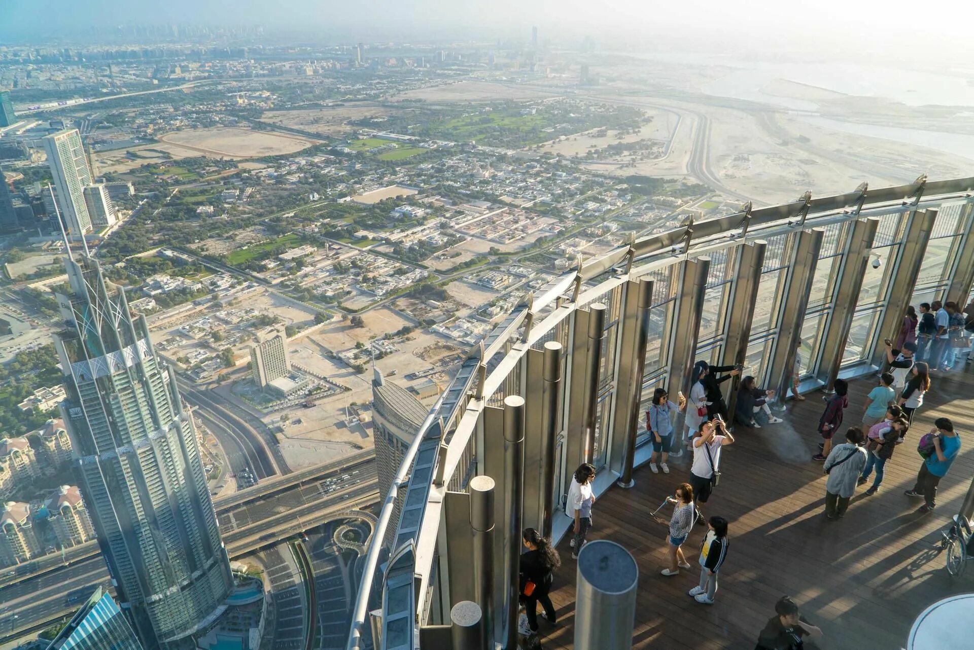 Дубай бурдж халифа 2024. Бурдж-Халифа Дубай. Башня Бурдж-Халифа Дубай смотровая площадка. 125 Этаж Бурдж Халифа. Смотровая площадка Бурдж Халифа 124 этаж.