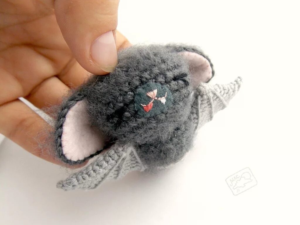 Связанная летучая мышь. Летучая мышь крючком игрушка амигуруми. летучая мышь вязаная крючком амигуруми. вязаный брелок летучая мышь. летучая мышка амигуруми.