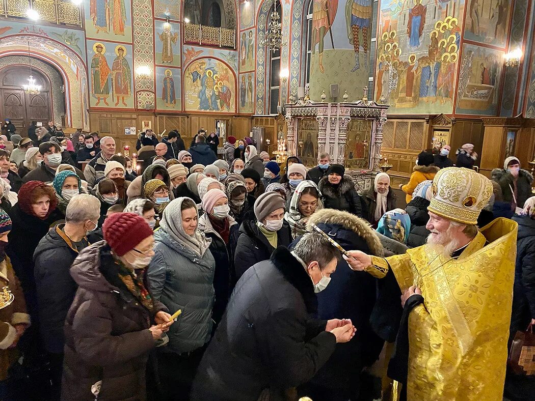 Богослужение на рождество христово. Богослужения в храме на рождество. Рождественское богослужение введенский собор чебоксары 2023. Рождество в церкви фото. Рождественская служба.