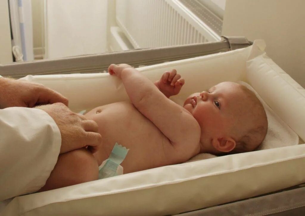 Паховая грыжа у новорожденного ребенка. Разовая грыжа у новорожденных. Пахпаховая грыжа у младенца. Большое яичко мальчик